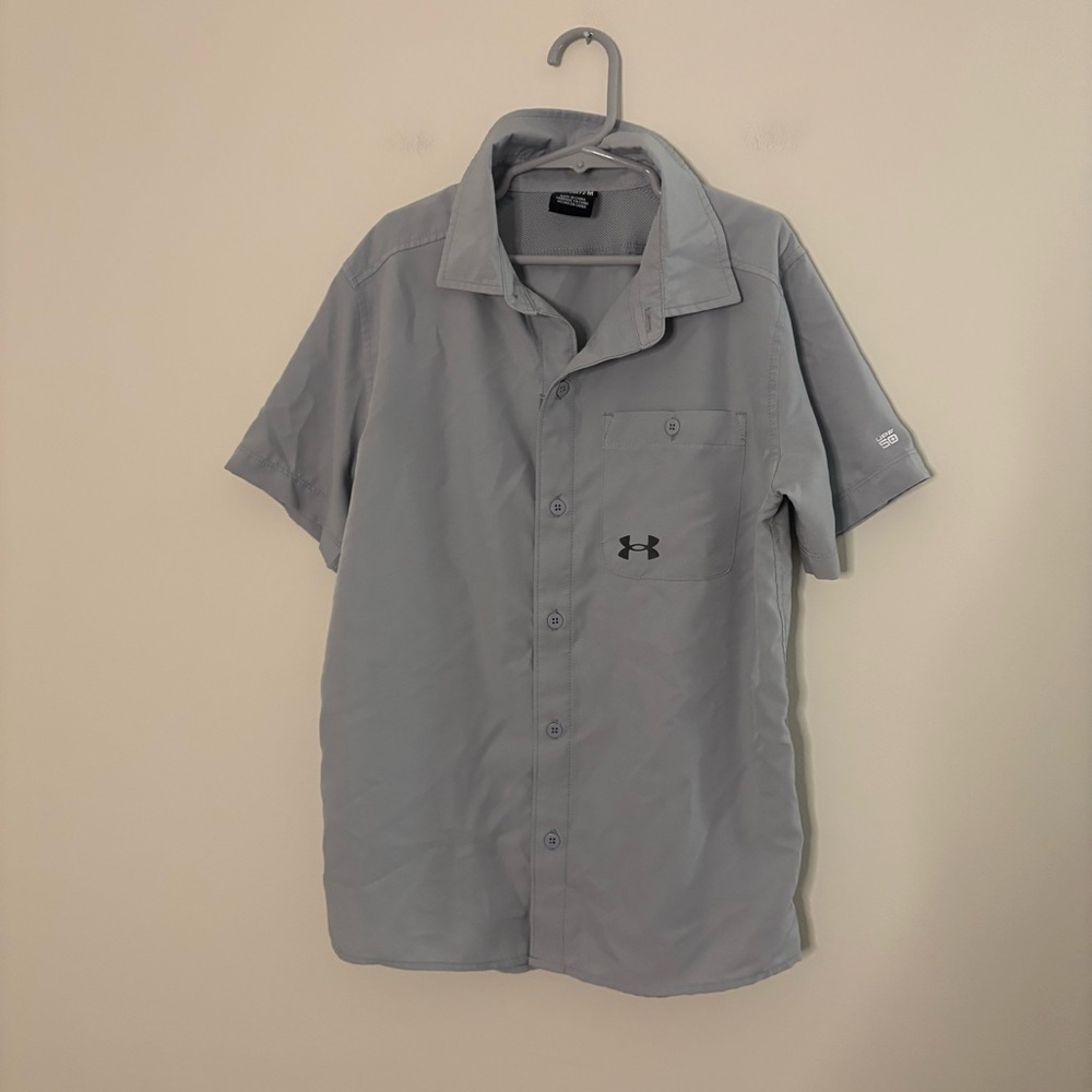 Under Armour Boys Medium Grey Short Sleeve Button Up Shirt Sporty Breathable